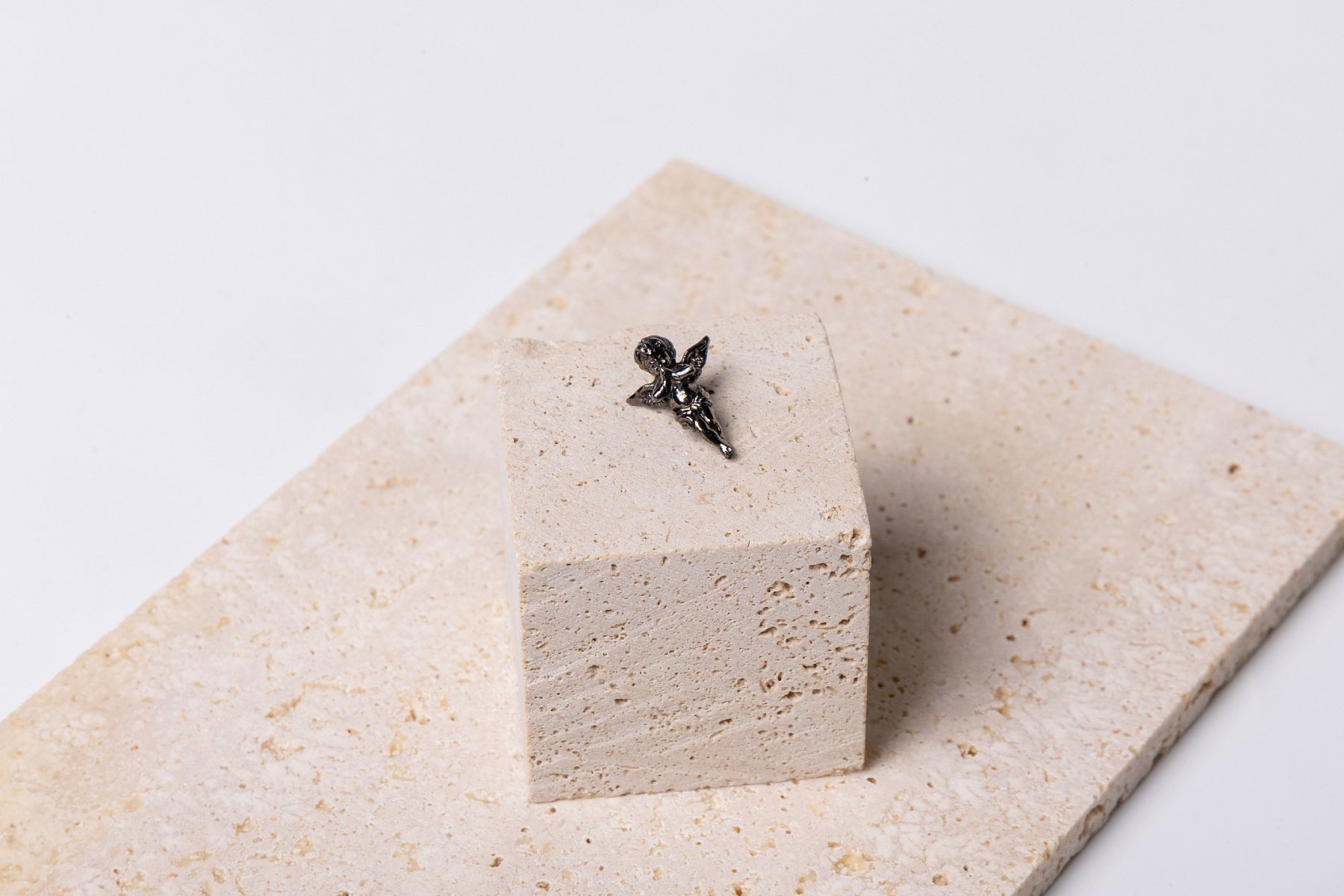 ANDĚL NÁRAMEK HEDVÁBÍ