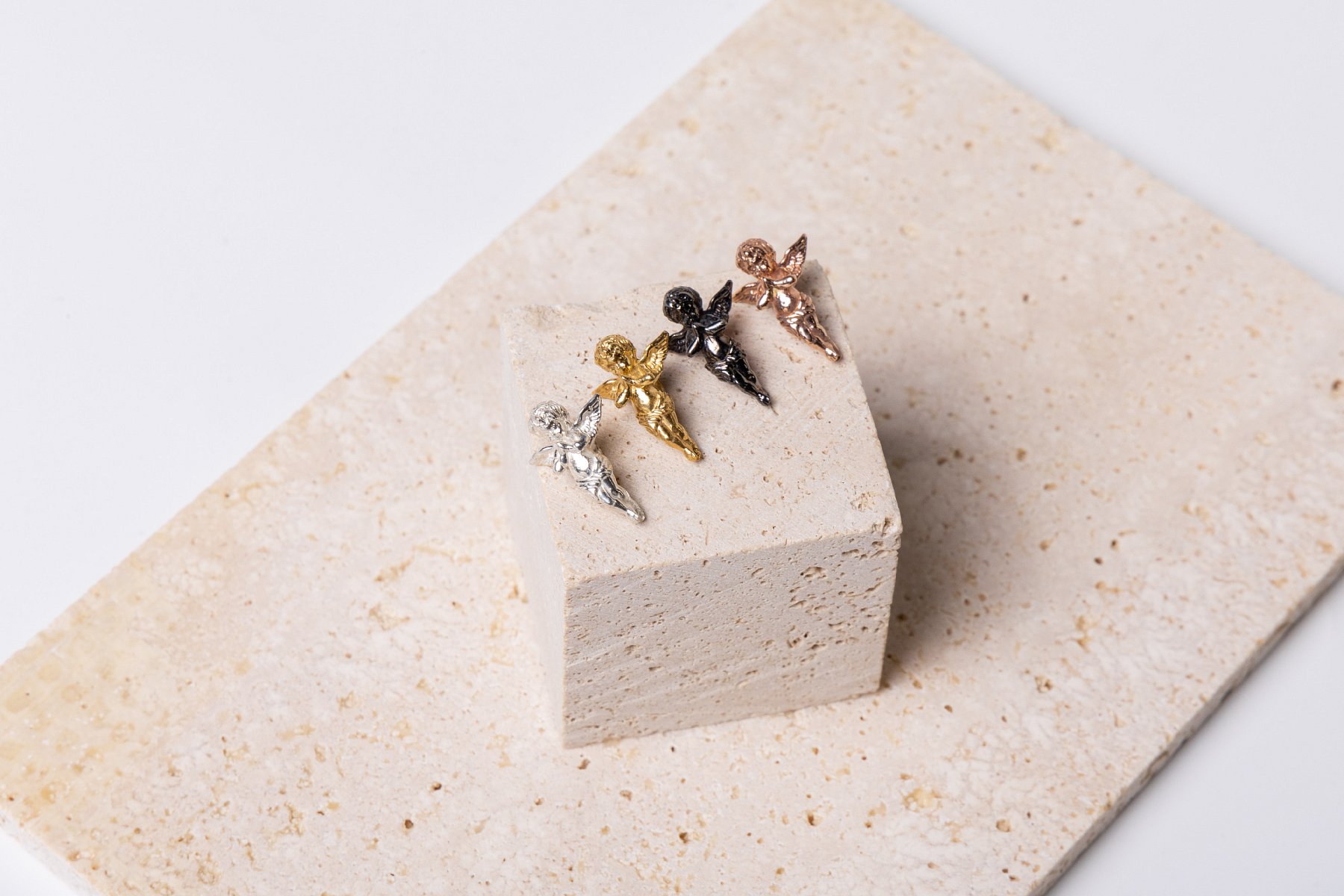 ANDĚL NÁRAMEK HEDVÁBÍ